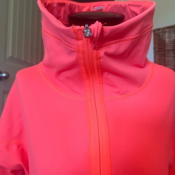 Lululemon size 6 jacket… never worn washed once- couple discolourations see dead - Picture 3 of 7